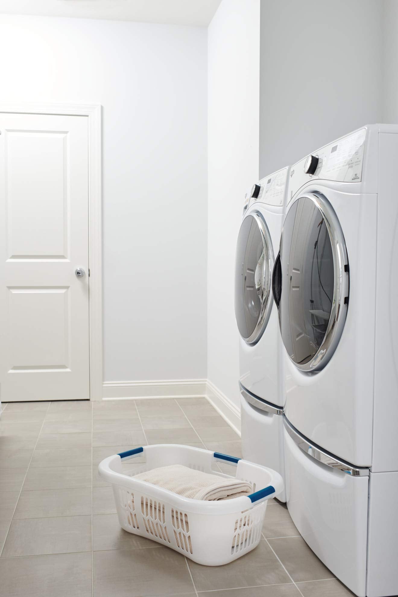 Rubbermaid Laundry Basket, XL Hip-Hugger Basket, 2.1-Bushel, White, Laundry, Storage/Bathroom/Bedroom/Home Closet