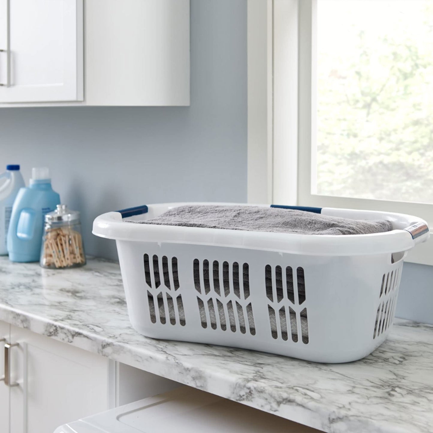 Rubbermaid Laundry Basket, XL Hip-Hugger Basket, 2.1-Bushel, White, Laundry, Storage/Bathroom/Bedroom/Home Closet